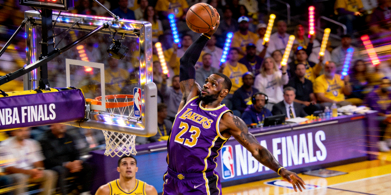 NBA总决赛现场，球员扣篮精彩瞬间